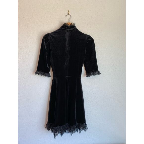 Dolls Kill Widow Ladyhawke Black Velvet Cameo Collar Dress Small - Picture 6 of 8